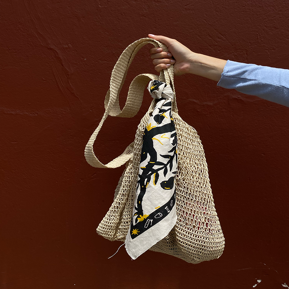 <p class="title-producto-tienda">Pañoleta<span class="title-nombre-producto-tienda"> Parranda</span></p>