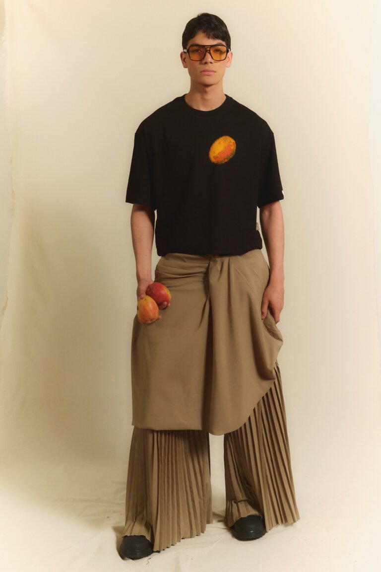 Camiseta Pico de Mango Boxy Negra